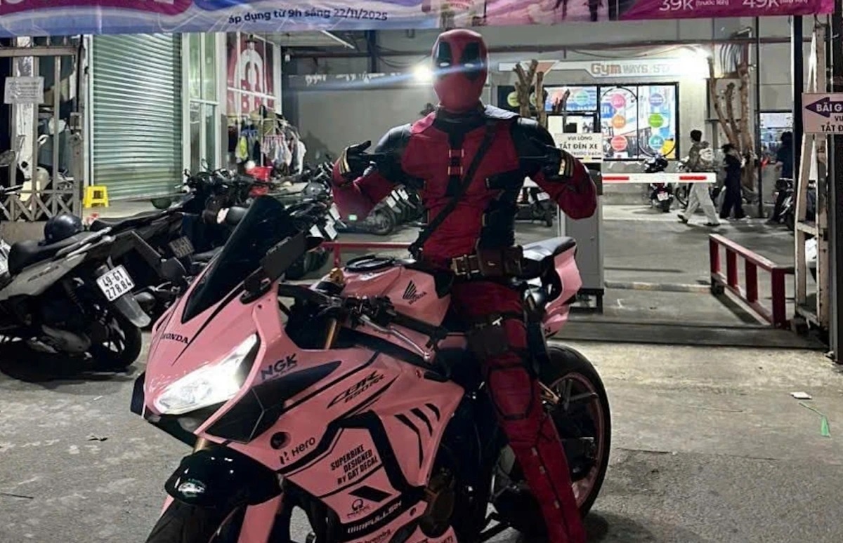 Nguoi dan ong hoa trang Deadpool chay xe tren duong o TP.HCM hinh anh