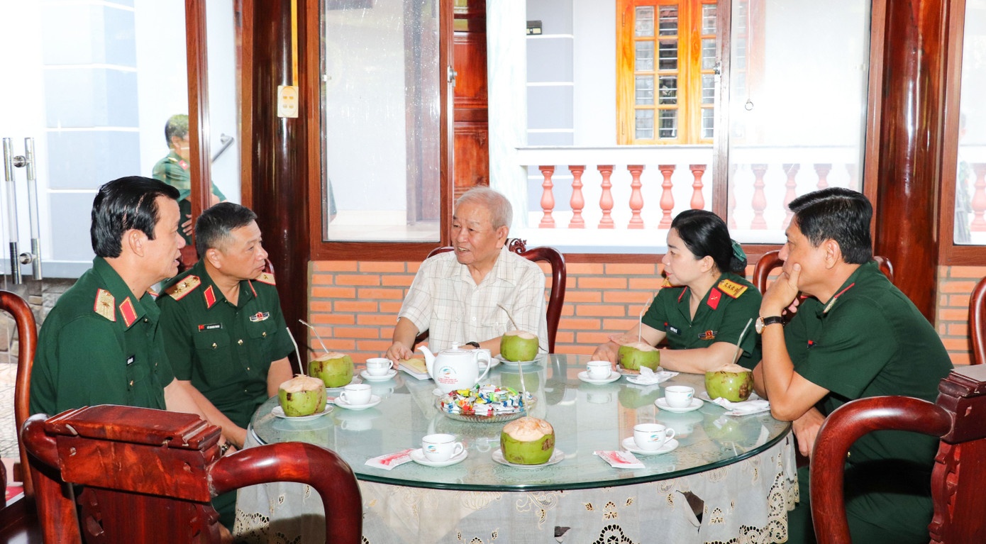 Dai tuong Le Van Dung - nha lanh dao quan doi xuat sac, gian di hinh anh