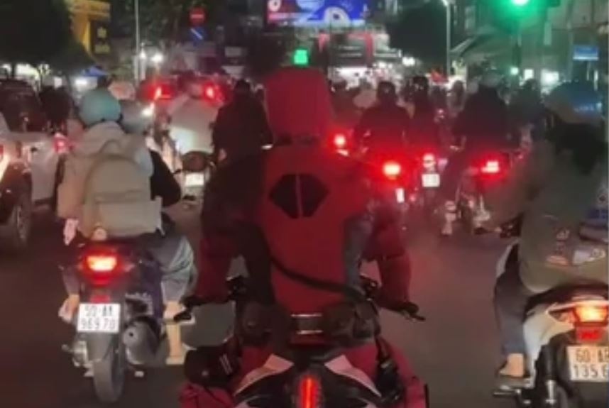 'Anh hung Marvel' lai xe phan khoi lon khong doi mu bao hiem o TP.HCM hinh anh