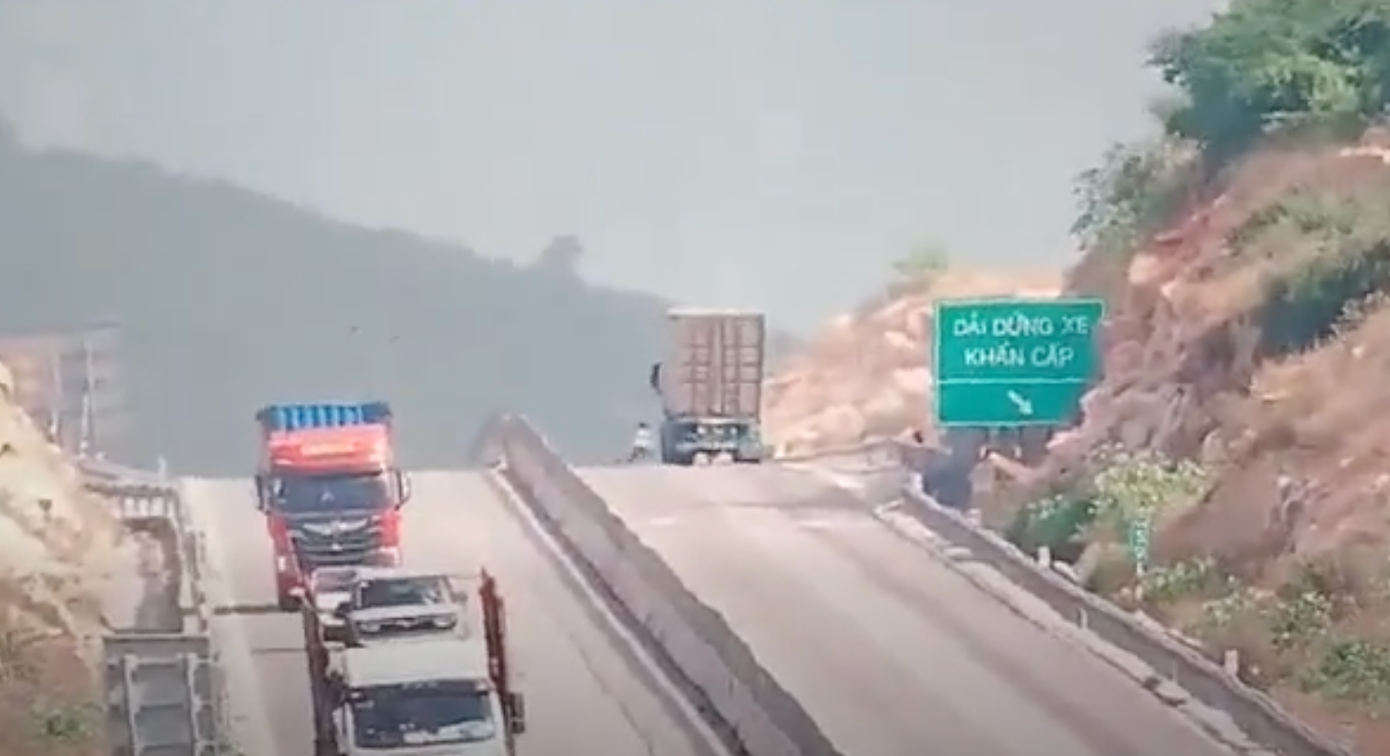 Ba em nho nhay nhot, choi dua giua duong cao toc hinh anh