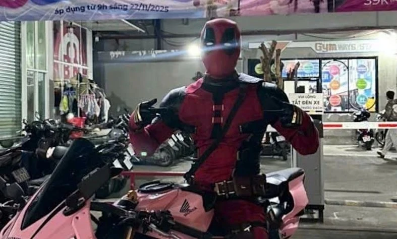 'Deadpool' chay xe phan khoi lon tren duong o TP.HCM bi phat nang hinh anh