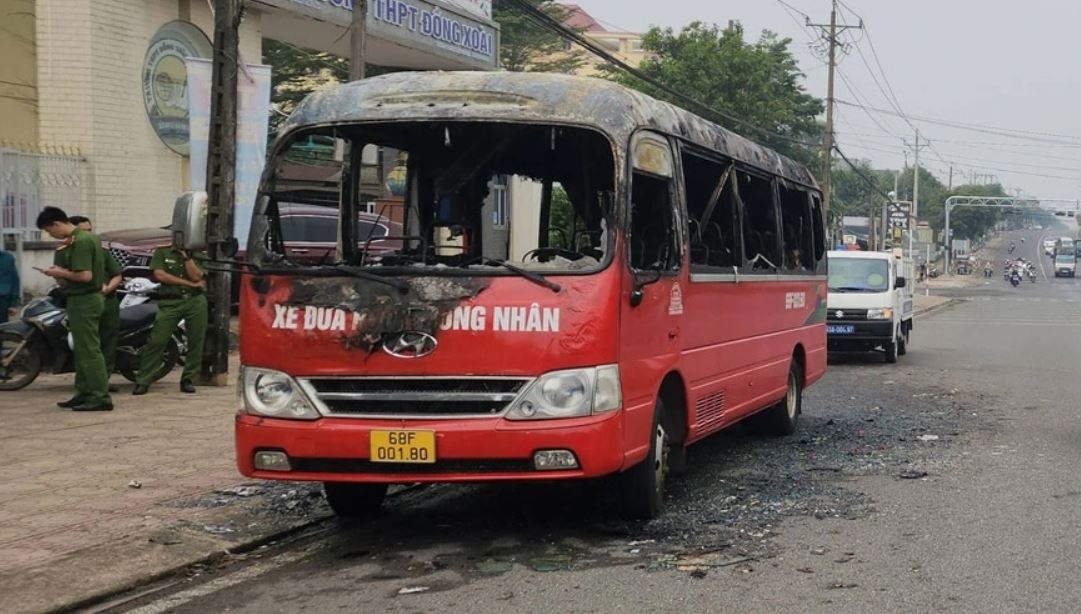 Xe dua don cong nhan chay rui truoc cong truong hoc hinh anh