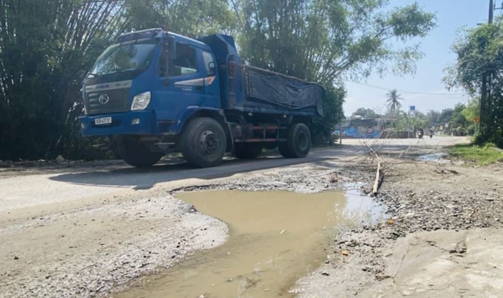 Xe tai cay nat tinh lo, dan 'chet mon' o Da Nang hinh anh