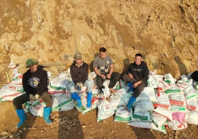 Truy quet nhom nguoi khoet nui khai thac vang trai phep o Phu Tho hinh anh