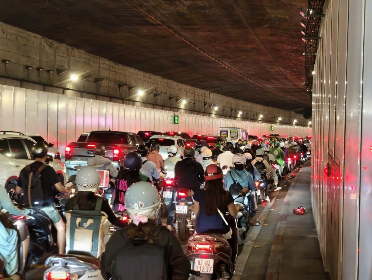 4 oto va cham o ham Thu Thiem khien un tac keo dai o trung tam TP.HCM hinh anh