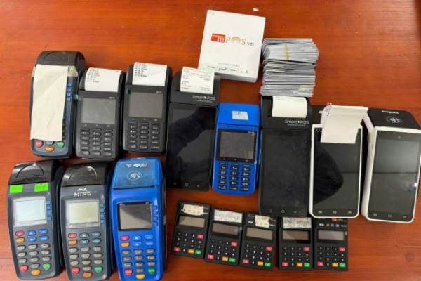 Khoi to doi tuong chiem doat tai san qua the tin dung hinh anh