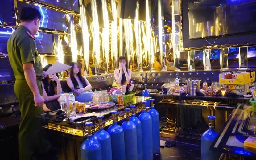 co so Sanh Lounge,  Quan Sanh Lounge,  Chu Sanh Lounge,  Nhan vien Sanh Lounge,  Bong cuoi Sanh Lounge,  co so karaoke Monaza,  Chu karaoke Monaza,  Nhan vien karaoke Monaza,  Bong cuoi karaoke Monaza,  Chu Weekend Hanoi,  nhan vien Weekend Hanoi,  Bong cuoi Weekend Hanoi anh 1