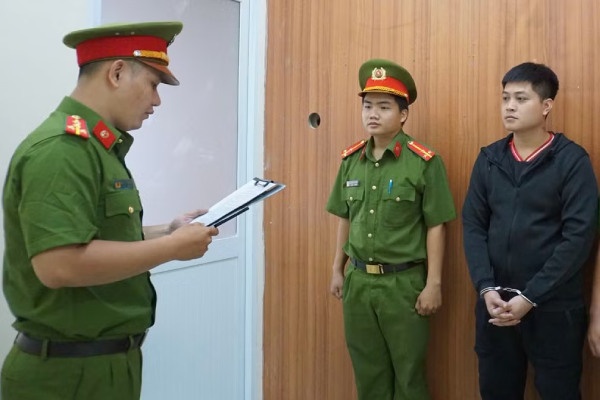 Vay tin dung den 20 trieu, nguoi phu nu phai tra hon 400 trieu dong hinh anh