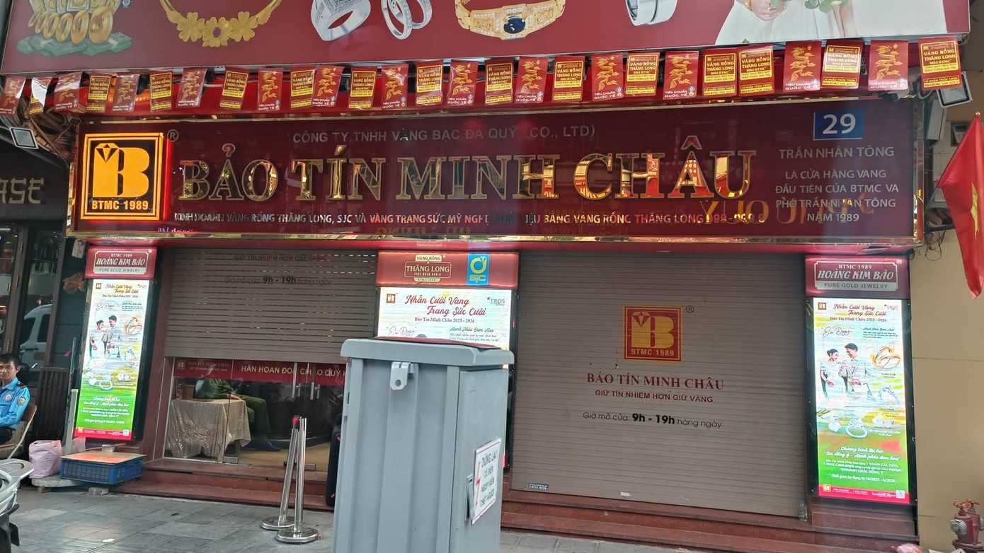 Nhieu canh sat xuat hien tai cua hang Bao Tin Minh Chau o Ha Noi hinh anh