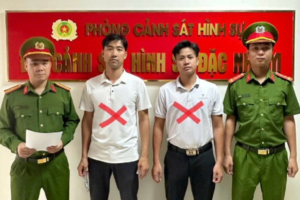 Bat giu giam doc, pho giam doc cong ty truyen thong cuong doat tai san hinh anh