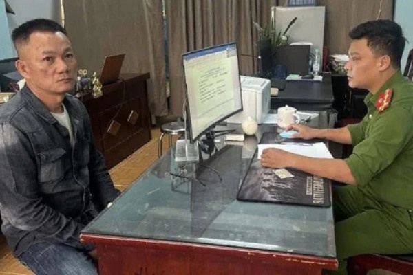 Vu cam mu bao hiem dap oto, hanh hung tai xe: Doi tuong ra trinh dien hinh anh