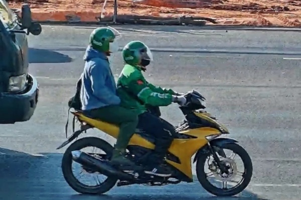 Bo Cong an cung cap dac diem nhan dang 2 nghi pham cuop ngan hang hinh anh