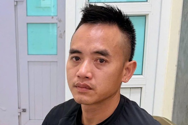 Danh tinh tai xe tat dau xe may khien 3 nguoi suyt lao vao oto tai hinh anh