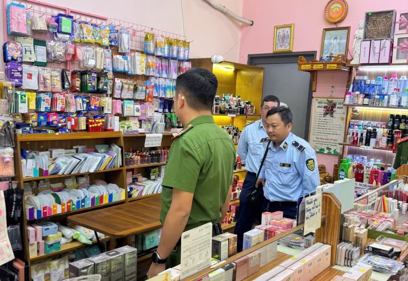 Thu giu lo my pham lon nghi nhap lau tai Can Tho hinh anh