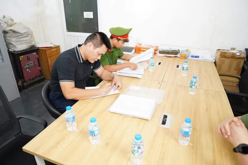 co so Sanh Lounge,  Quan Sanh Lounge,  Chu Sanh Lounge,  Nhan vien Sanh Lounge,  Bong cuoi Sanh Lounge,  co so karaoke Monaza,  Chu karaoke Monaza,  Nhan vien karaoke Monaza,  Bong cuoi karaoke Monaza,  Chu Weekend Hanoi,  nhan vien Weekend Hanoi,  Bong cuoi Weekend Hanoi anh 5