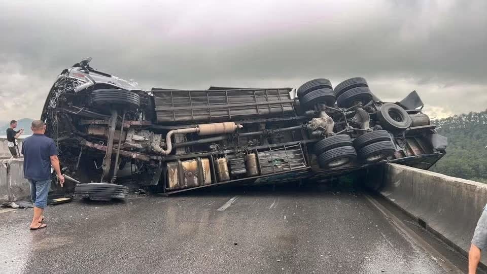 Xe tai lat chan ngang cau vuot tren cao toc, giao thong tac nghen hinh anh