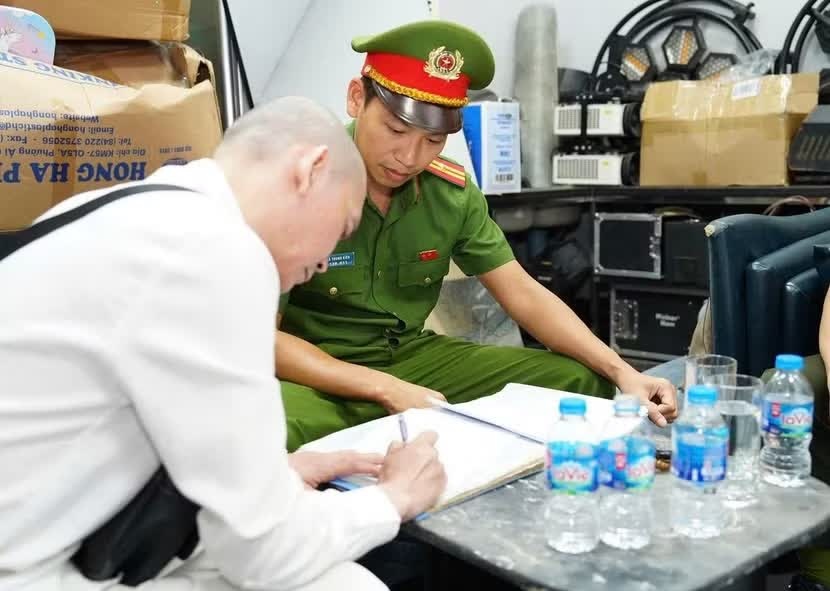 co so Sanh Lounge,  Quan Sanh Lounge,  Chu Sanh Lounge,  Nhan vien Sanh Lounge,  Bong cuoi Sanh Lounge,  co so karaoke Monaza,  Chu karaoke Monaza,  Nhan vien karaoke Monaza,  Bong cuoi karaoke Monaza,  Chu Weekend Hanoi,  nhan vien Weekend Hanoi,  Bong cuoi Weekend Hanoi anh 6