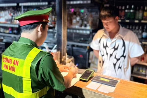 Xuyen dem kiem tra quan bar, karaoke, siet chat an ninh trat tu hinh anh
