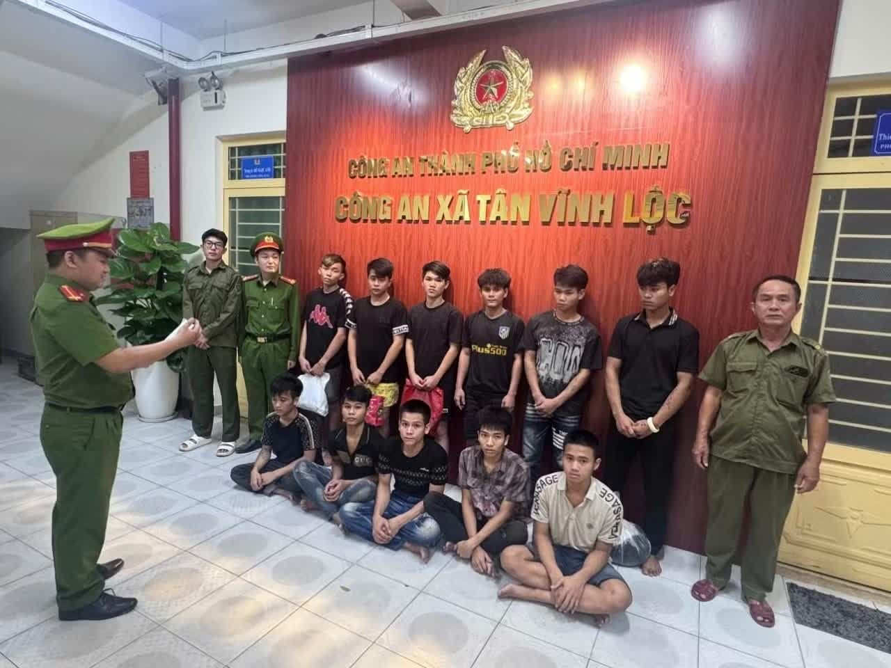 11 doi tuong,  mang hung khi,  ruot duoi nhau anh 1