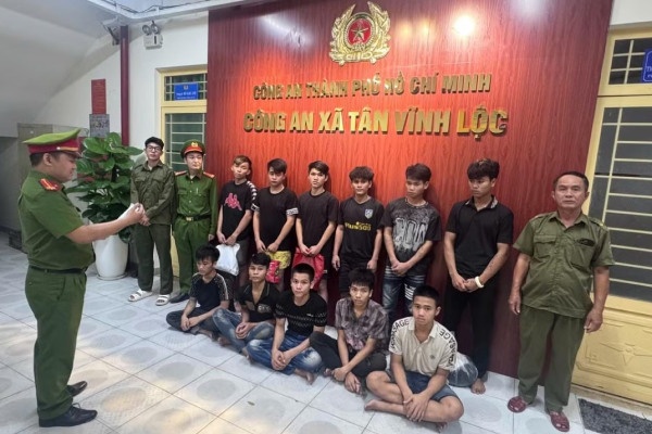 Khoi to 11 doi tuong mang hung khi, ruot duoi nhau tai TP.HCM hinh anh
