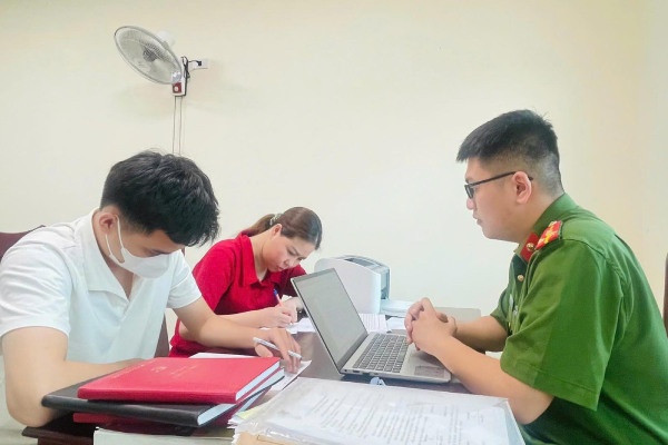 Van dong 2 doi tuong tron truy na tai Angola ve nuoc dau thu hinh anh