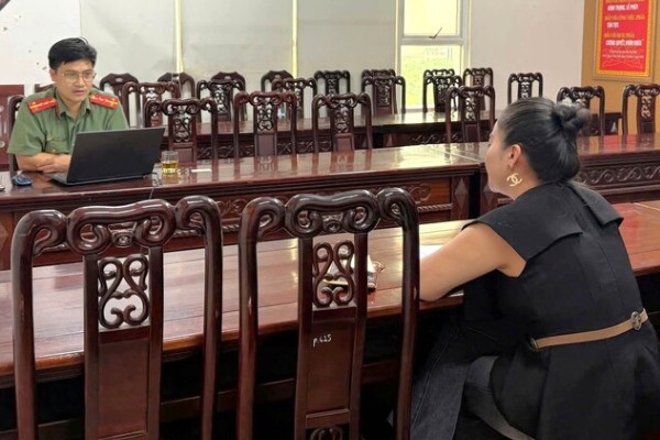 Cong an lam viec voi nguoi phu nu dang tin lech chuan o Nghe An hinh anh