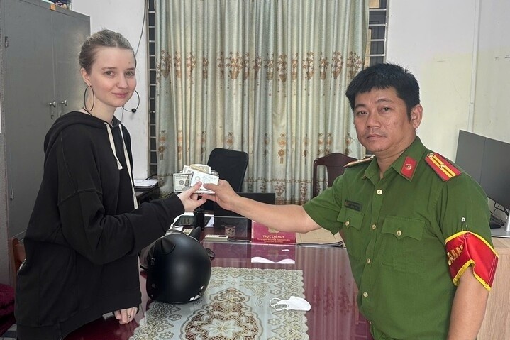 Du khach nuoc ngoai viet thu cam on Cong an Da Nang hinh anh