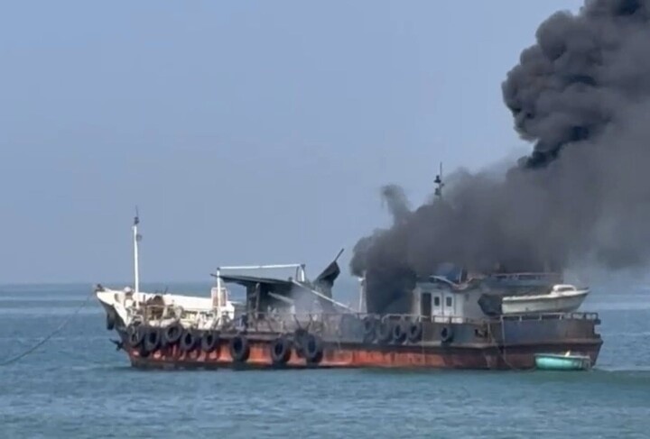 Tau cho dau chay tren bien Lam Dong hinh anh