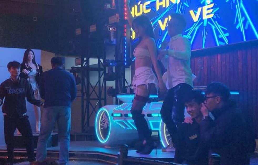 Quan bia bien tuong, hoat dong nhu bar ngoai troi tra tan khu dan cu hinh anh