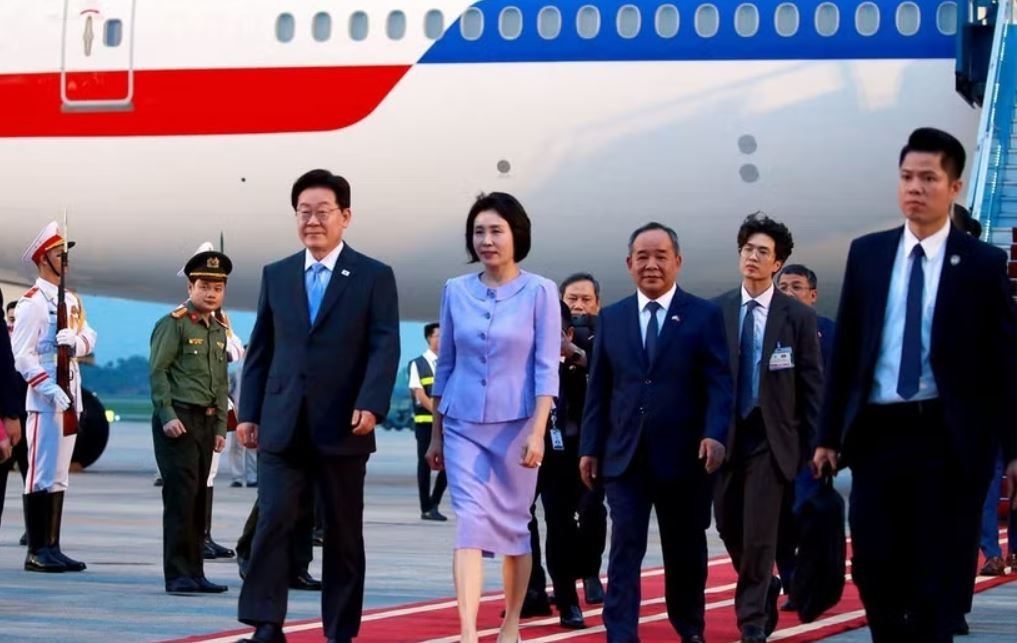 Tong thong Han Quoc va Phu nhan da den Ha Noi hinh anh