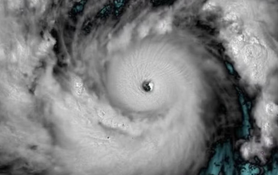 Bao SINLAKU tiep tuc manh len, co the dat cap sieu bao hinh anh