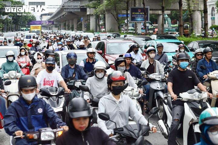 Ha Noi cam xe xang anh 1