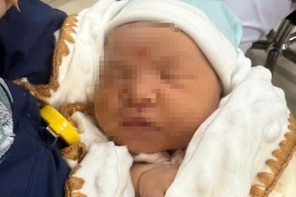 Be gai 10 ngay tuoi bi bo roi tai benh vien lon nhat Nghe An hinh anh