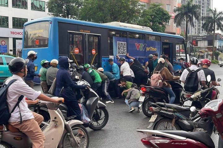 Vi sao nguoi phu nu bi cuon vao gam xe buyt o Ha Noi? hinh anh