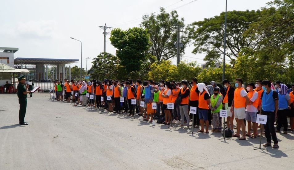 Tiep nhan hon 160 cong dan Viet Nam do Campuchia trao tra hinh anh