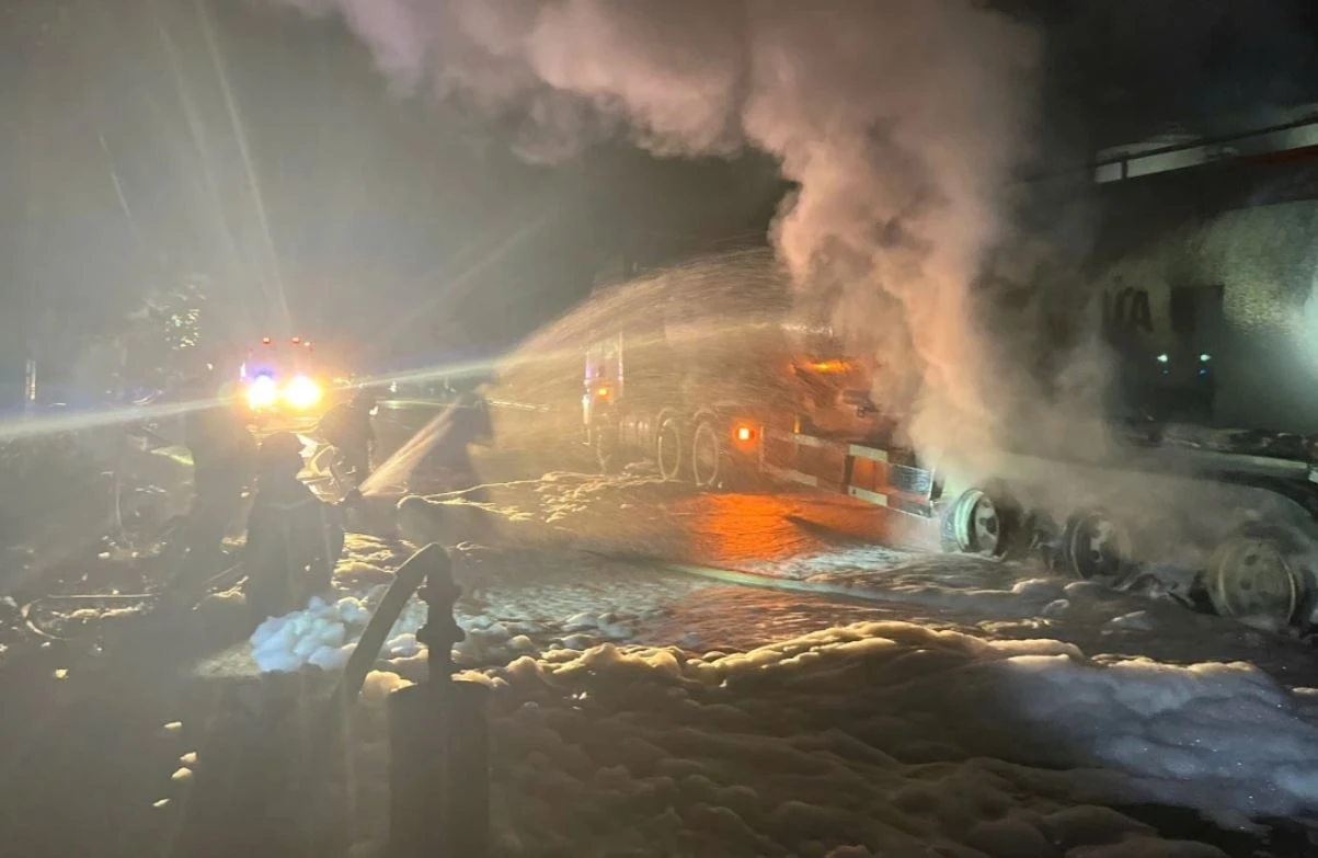 Dap tat vu chay xe bon cho dau tren quoc lo hinh anh