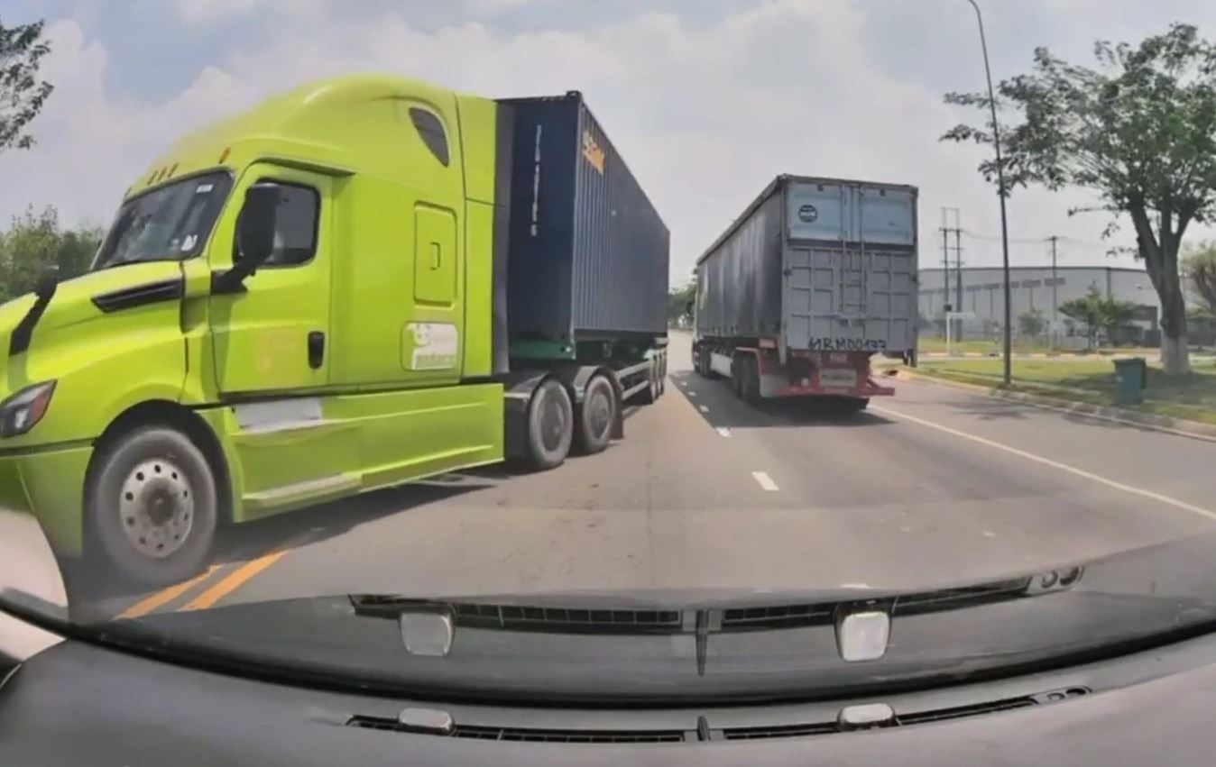 Thot tim vi xe container lan lan, chay nguoc chieu o TP.HCM hinh anh