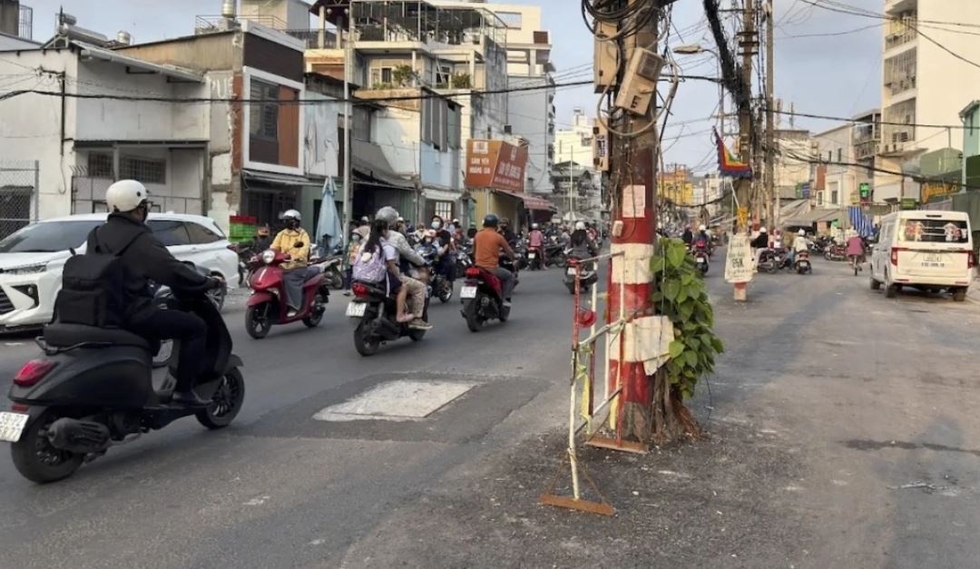 Di doi cot dien giua duong Chu Van An TP.HCM truoc Tet hinh anh