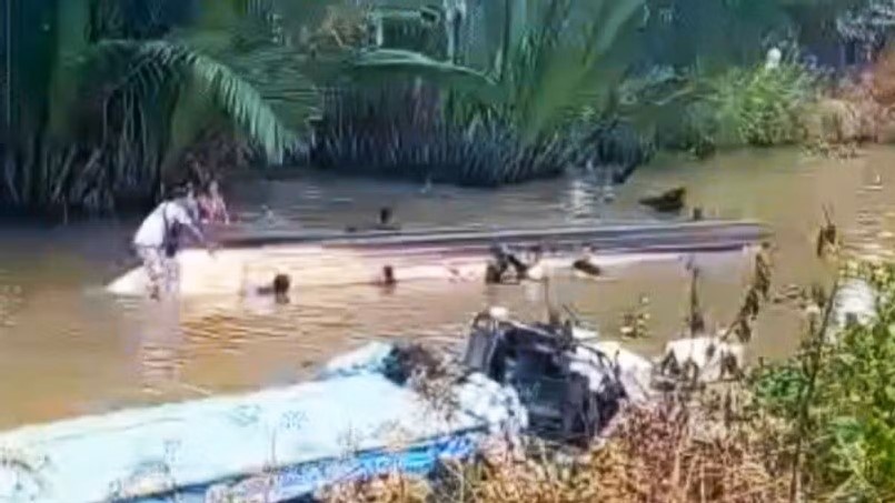 Lat thuyen 14 nguoi anh 1