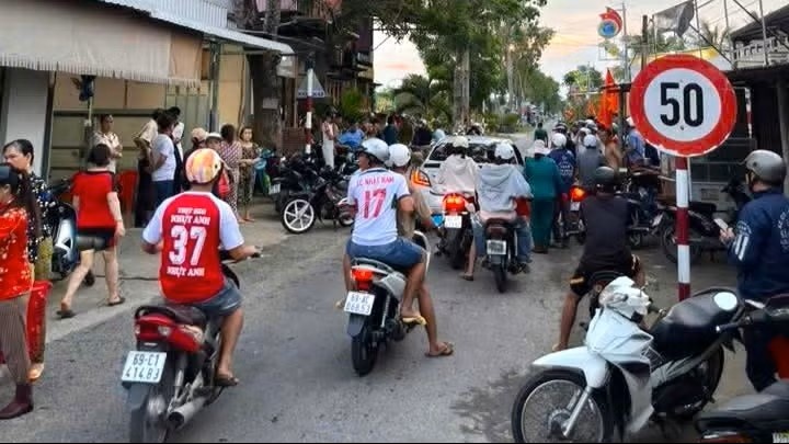 Thanh nien mang hung khi anh 1