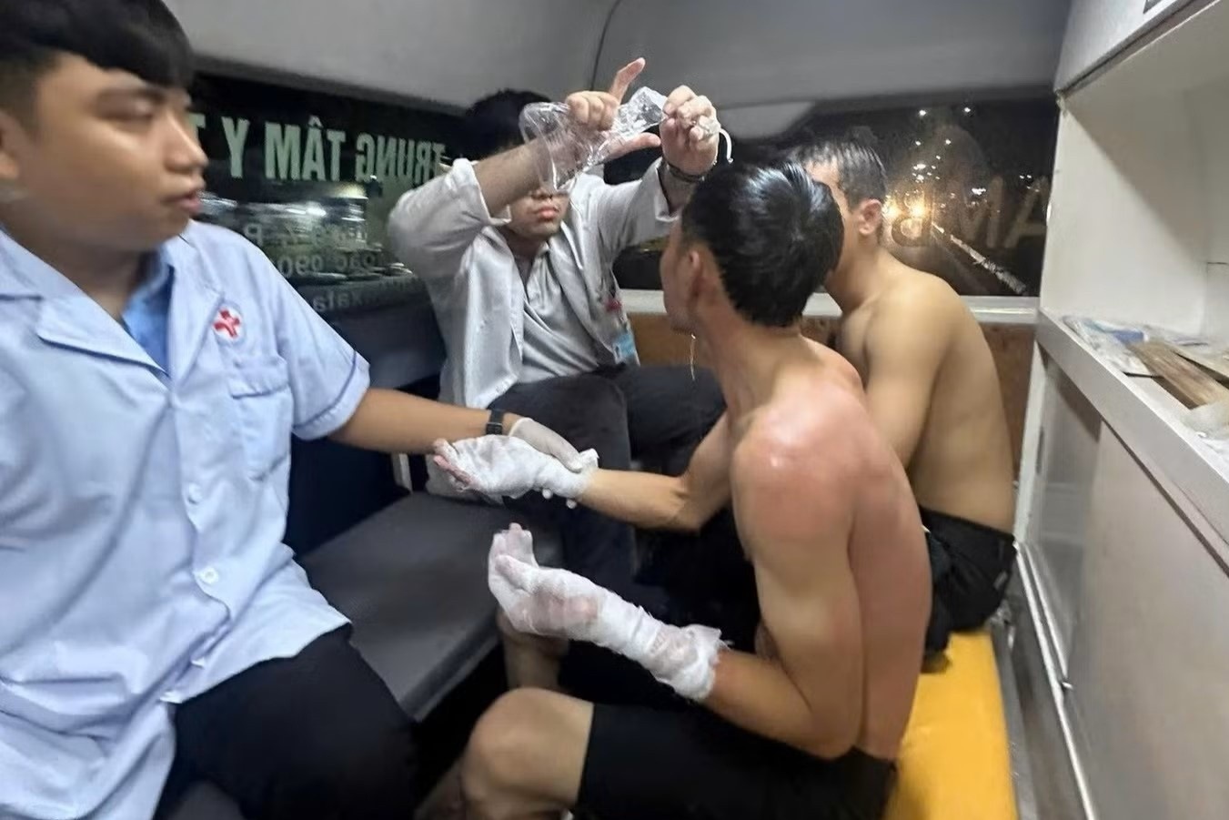 Hai canh sat bi bong khi thung chua acetone phat no o TP.HCM hinh anh