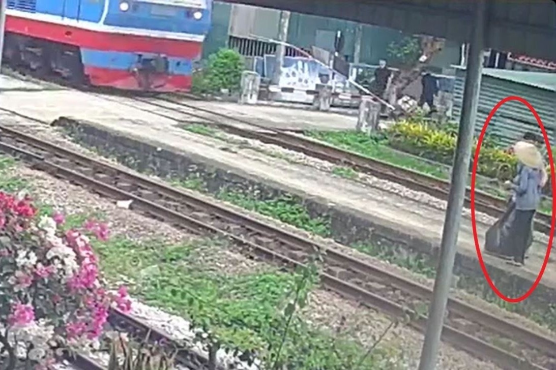 Cong nhan duong sat cuu cu ba thoat nan trong gang tac hinh anh