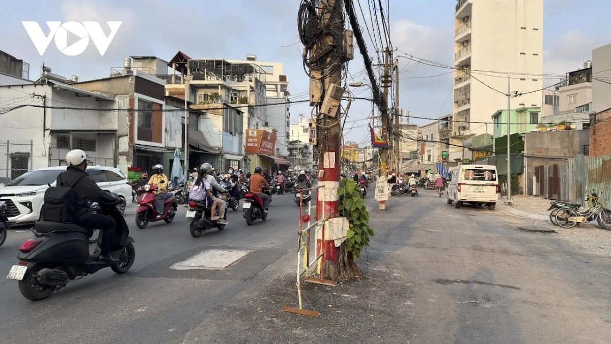 Cot dien giua duong TP.HCM anh 1