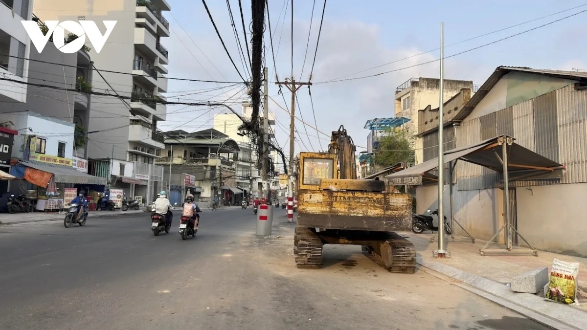 Cot dien giua duong TP.HCM anh 2