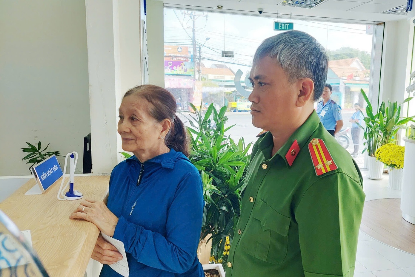 Cu ba ‘hot hoang’ khi nhan 2 ty dong tu tai khoan la hinh anh