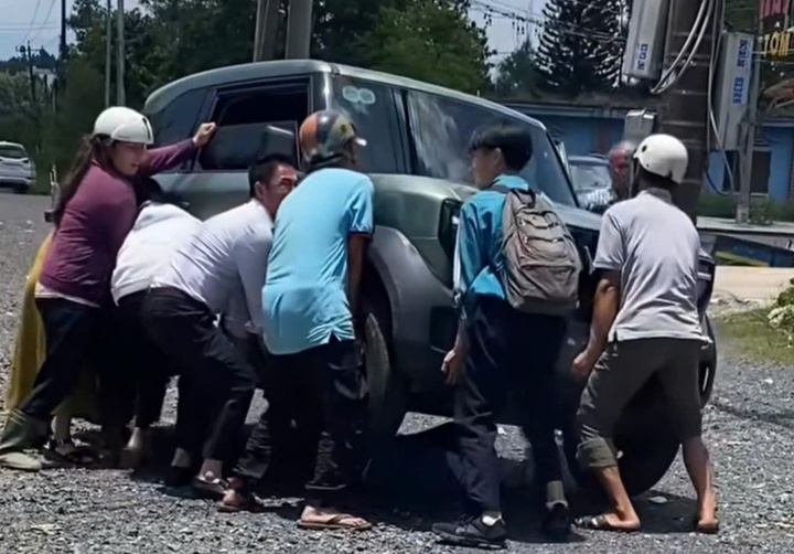 Nu sinh mac ket oto anh 1