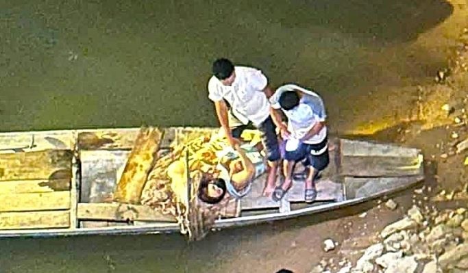 Nguoi dan ong lao xuong cuu hai me con nhay cau trong dem hinh anh