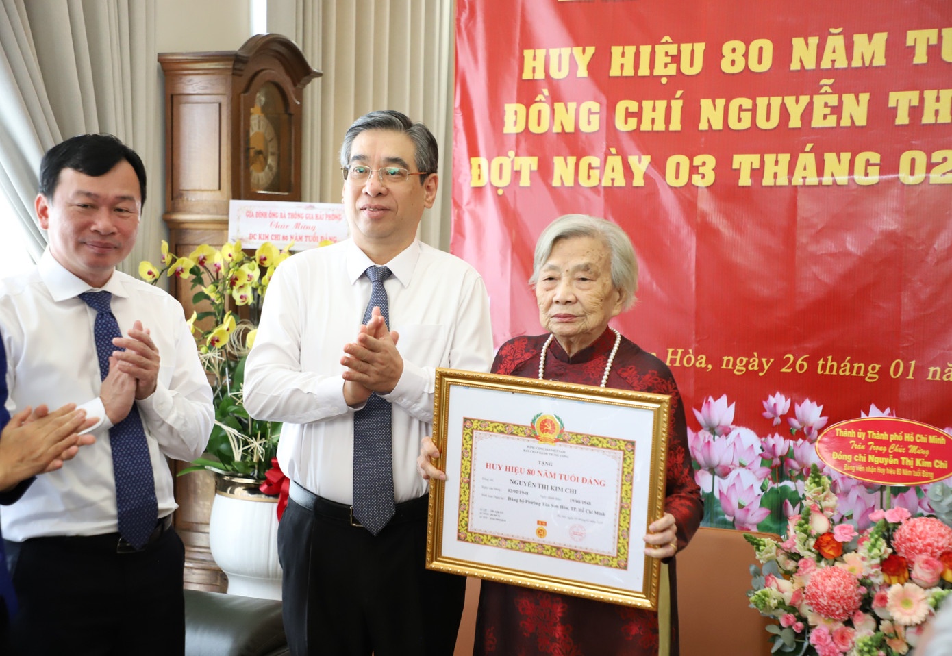 Cu ba 96 tuoi nhan Huy hieu 80 nam tuoi Dang o TP.HCM hinh anh