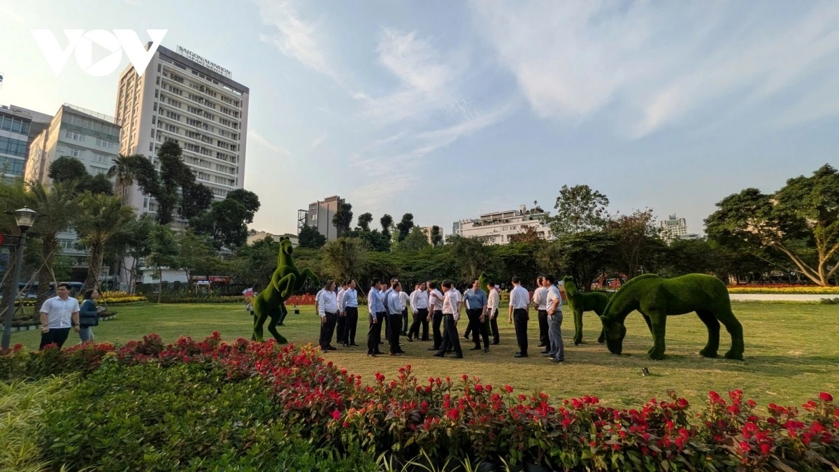 TP.HCM tiep tuc giu 11 cong vien tam tren 'dat vang' hinh anh