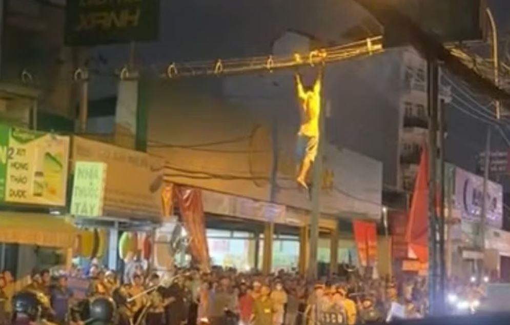 Nguoi dan ong du day dien, gay nao loan duong pho TP.HCM hinh anh